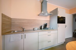 Coffee/tea maker, fridge, microwave, stovetop
