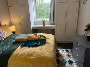 2 quartos, ferros/tábuas de passar roupa, Wi-Fi, roupa de cama