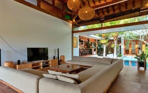 Luxury-Villa | Wohnbereich | LED-Fernseher