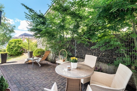Outdoor dining. Apartment 'Beas Ferienglück' with Private Terrace and Wi-Fi
