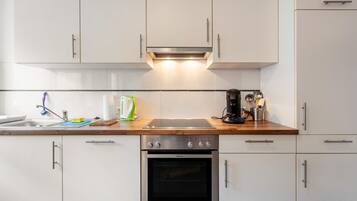 Fridge, oven, stovetop, dishwasher