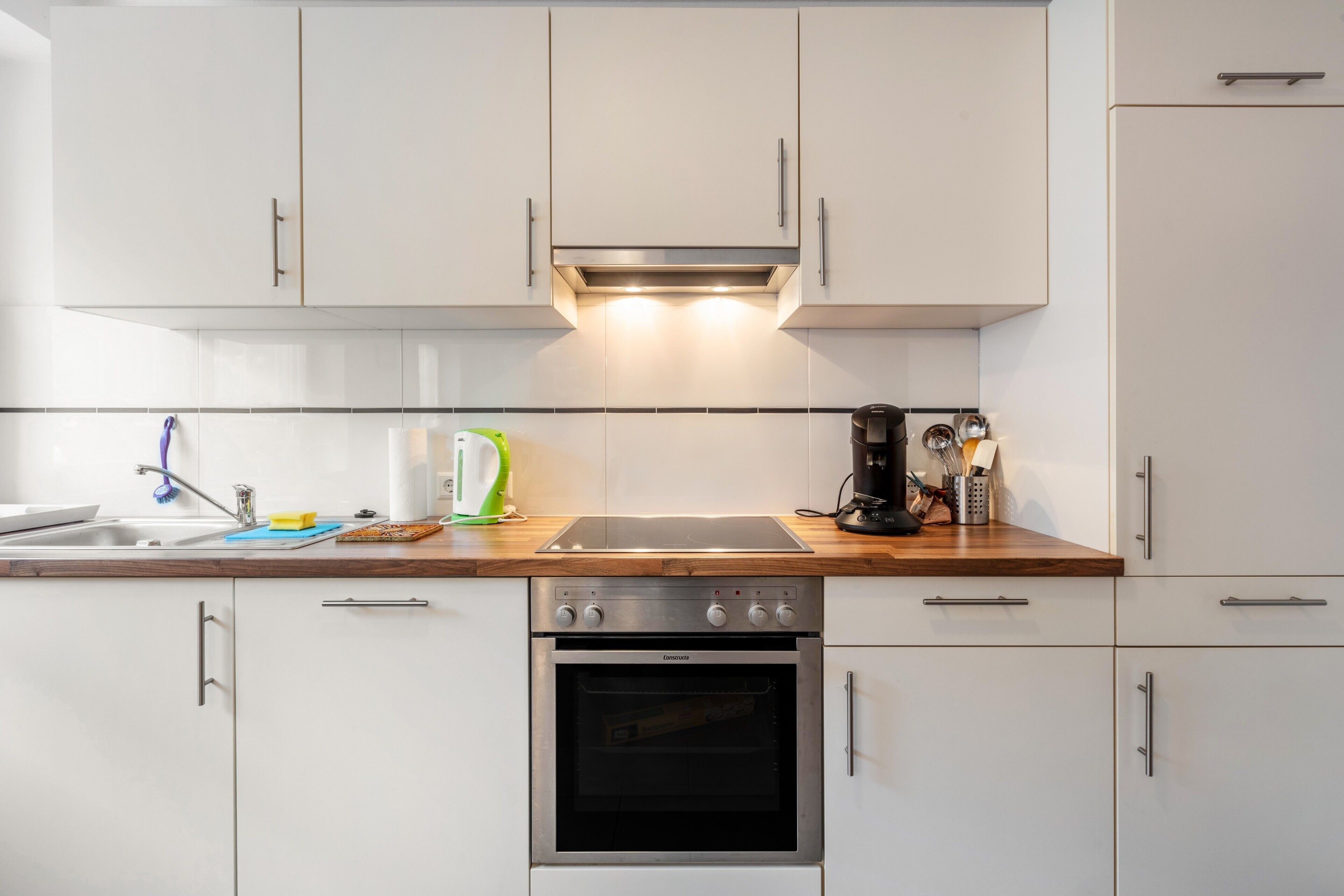 Jääkaappi, uuni, liesi, astianpesukone