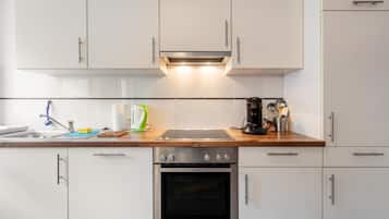 Frigorífico, horno, placa de cocina y lavavajillas