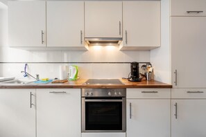 Frigorifero, forno, piano cottura, lavastoviglie