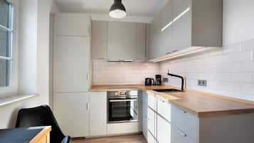 Fridge, oven, stovetop, dishwasher