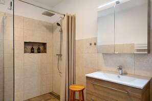 Douche, sèche-cheveux, serviettes fournies