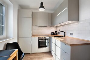 Fridge, oven, stovetop, dishwasher