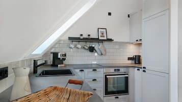 Fridge, oven, stovetop, dishwasher
