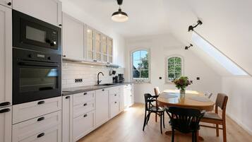 Frigorifero, microonde, forno, piano cottura