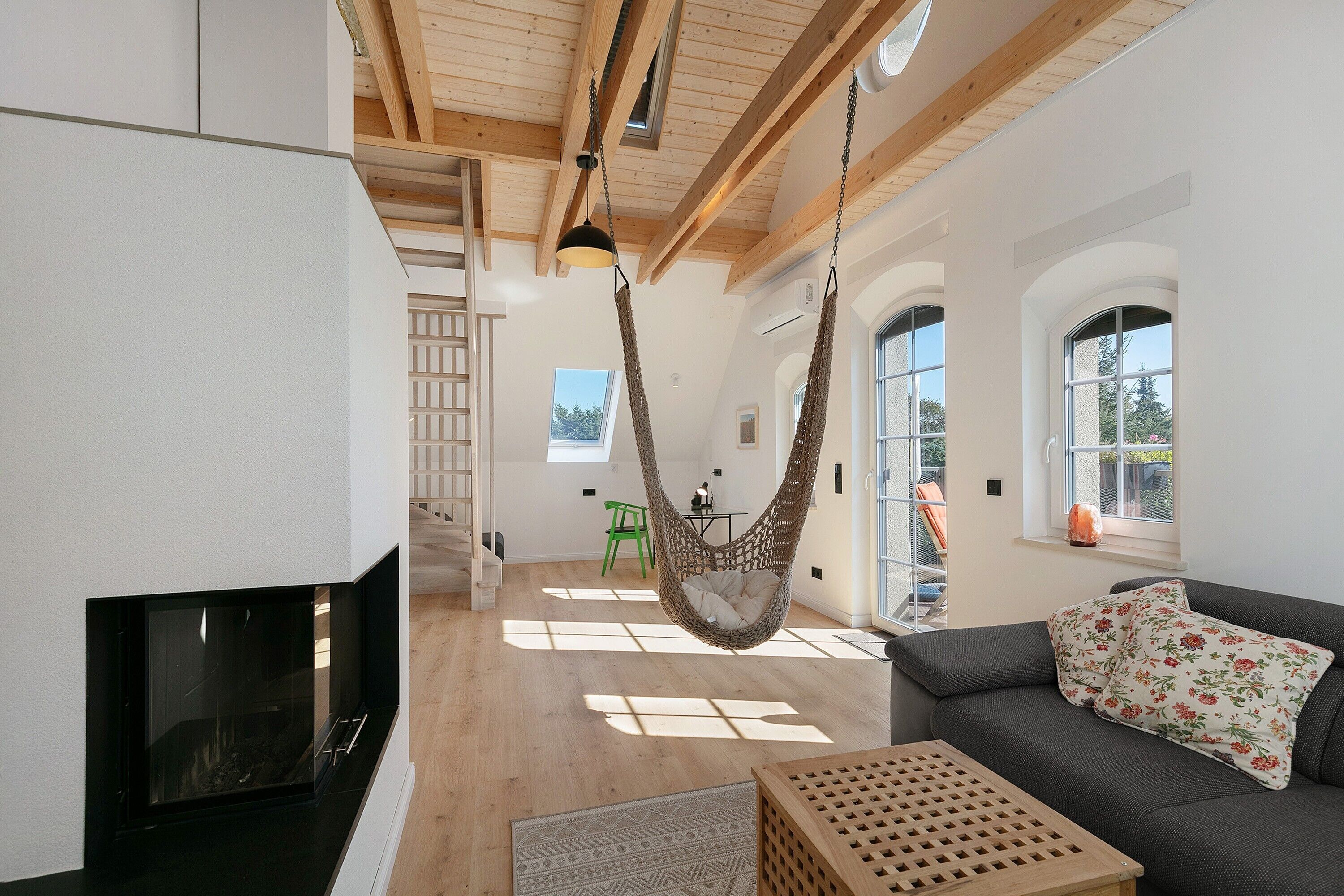 Fernseher, Kamin, Tischtennisplatte