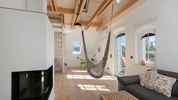 Fernseher, Kamin, Tischtennisplatte