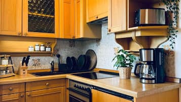 Kühlschrank, Ofen, Herdplatte, Wasserkocher mit Kaffee-/Teezubehör