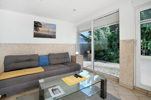 Televisio, DVD-soitin, pöytätennispöytä