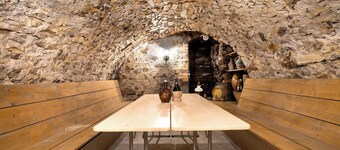 Holiday Apartment with Wine Cellar, Shared Garden and Wi-Fi