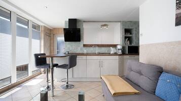 Televisión, reproductor de DVD y tenis de mesa