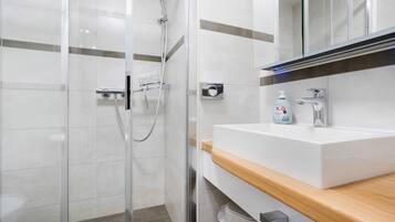 Dusche, Haartrockner, Handtücher