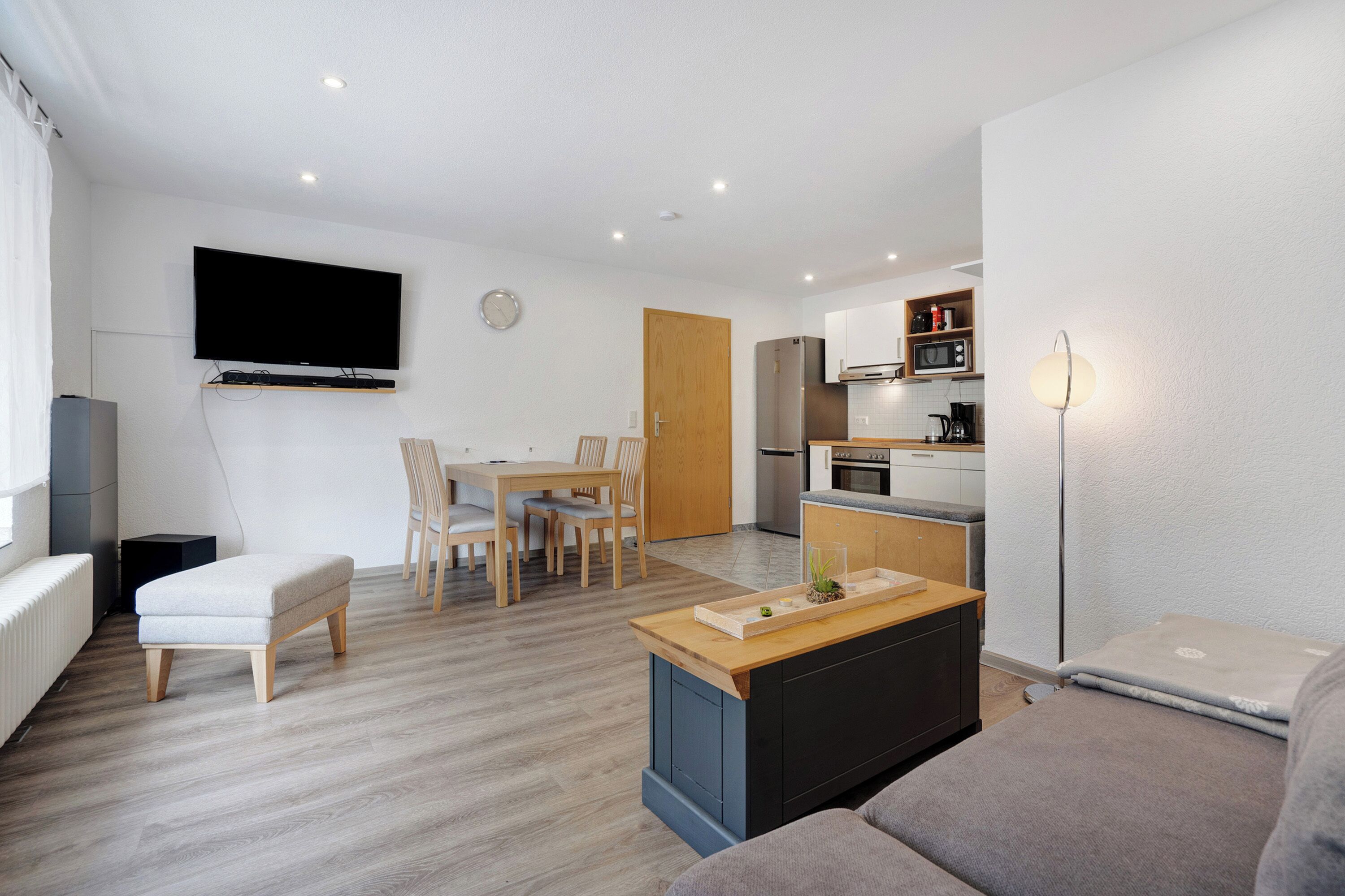 Télévision, lecteur de DVD, table de tennis de table