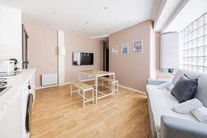 Smart TV - Charme Parisien 6 Personnes, 2 chambres, 19ème (Paris)
