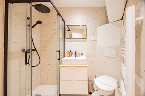 Hair dryer, towels - Charme Parisien 6 Personnes, 2 chambres, 19ème (Paris)