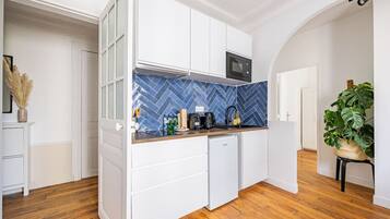 Refrigerador, microondas, cafetera y tetera y utensilios de cocina