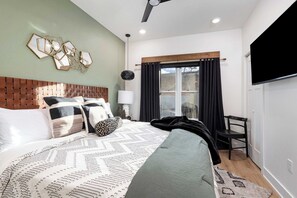 4 bedrooms, iron/ironing board, WiFi, bed sheets - Lodge 08 - Sweeping views - Resort amenities! (Branson)