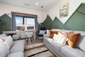 TV, fireplace, video games - Lodge 08 - Sweeping views - Resort amenities! (Branson)