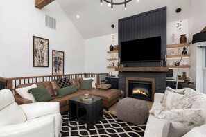 TV, fireplace, video games - Lodge 08 - Sweeping views - Resort amenities! (Branson)