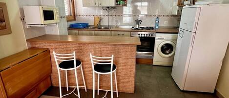 Réfrigérateur, four à micro-ondes, un four, cafetiÚre-théiÚre