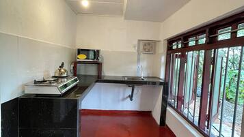 KylskÄp, mikrovÄgsugn, spishÀll och grytor/köksredskap