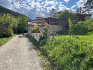 Property grounds - In the heart of the Drôme valley, between Die and Crest, independent gîte (aurel)