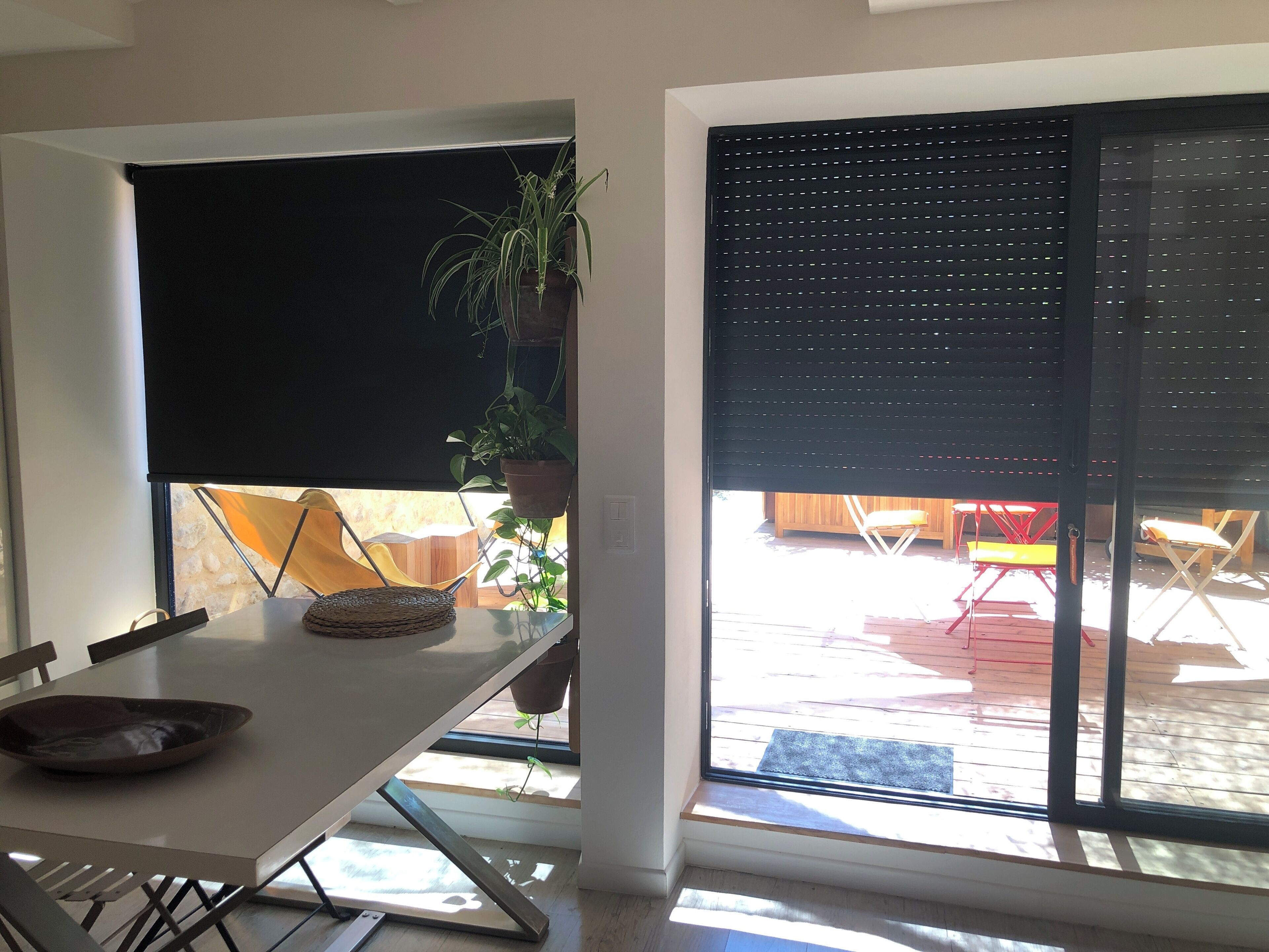 Una habitación con puerta corrediza de vidrio que da a un patio al aire libre.