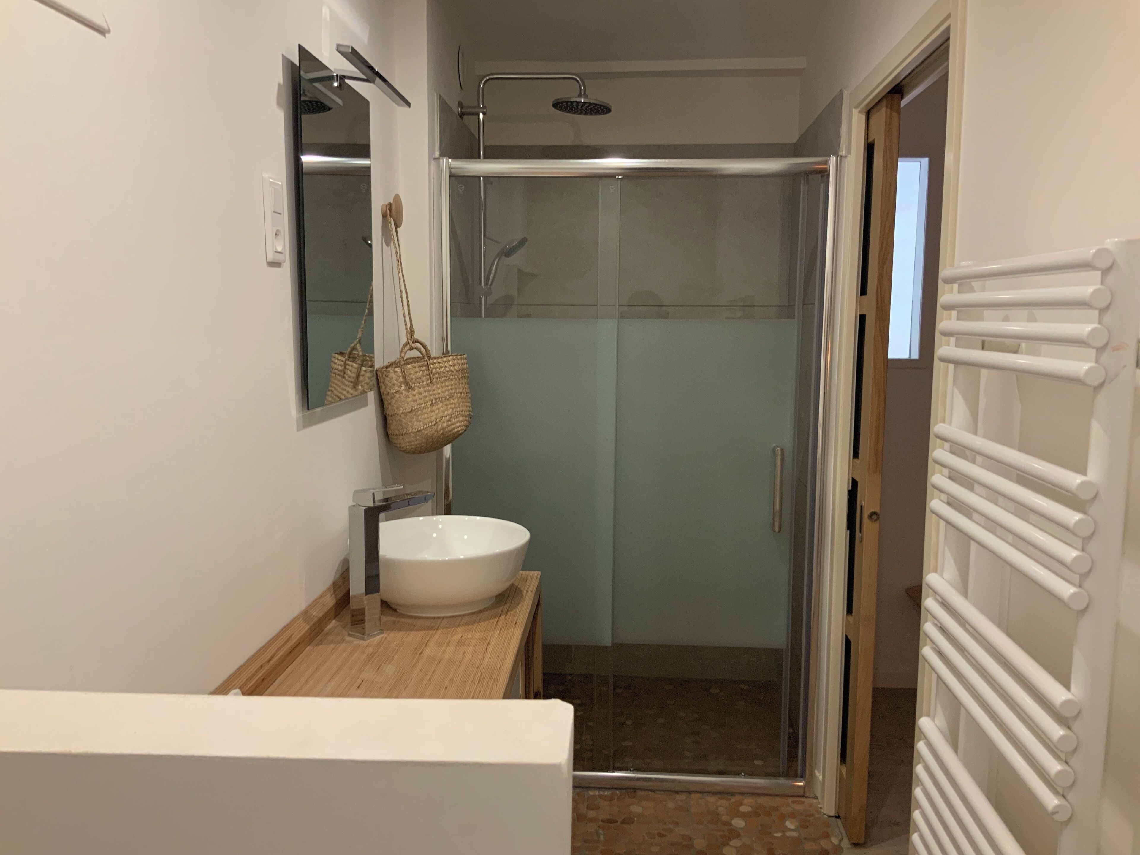 Een douche, een haardroger, handdoeken, zeep
