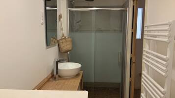 Een douche, een haardroger, handdoeken, zeep