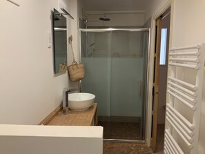 淋浴設備、風筒、提供毛巾、番梘
