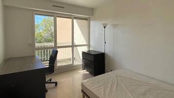 Deluxe Room, City View | Desk, laptop workspace, soundproofing