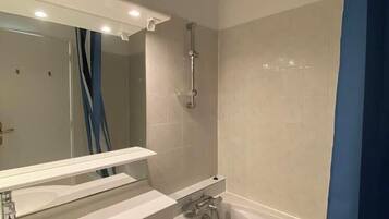 Combined shower/tub, free toiletries, towels, toilet paper