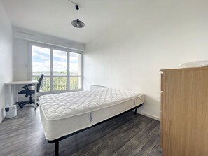 Desk, laptop workspace, soundproofing - Home Peace Hôte One (Cergy)