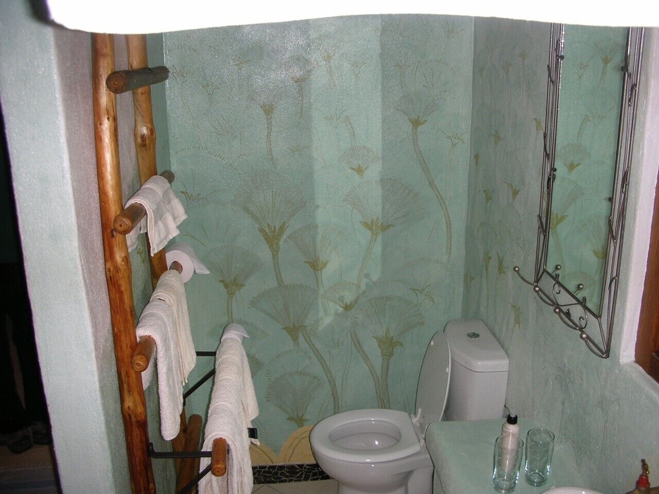 Chuveiro, secador de cabelo, toalhas de banho, sabonete