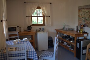 Frigorífico, microondas, cafetera o tetera y hervidor eléctrico
