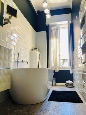 Asciugacapelli, asciugamani, sapone, shampoo