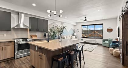 Beautiful New Downtown Columbia Falls Condo near Glacier National Park!