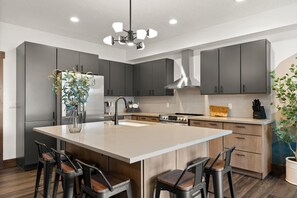 Réfrigérateur, micro-ondes, four, plaque de cuisson