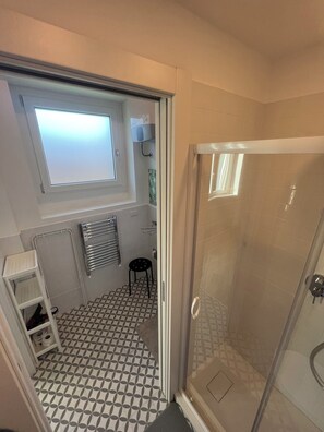 Een haardroger, handdoeken, toiletpapier