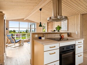 Kühlschrank, Mikrowelle, Geschirrspüler, Kochgeschirr/Geschirr/Besteck