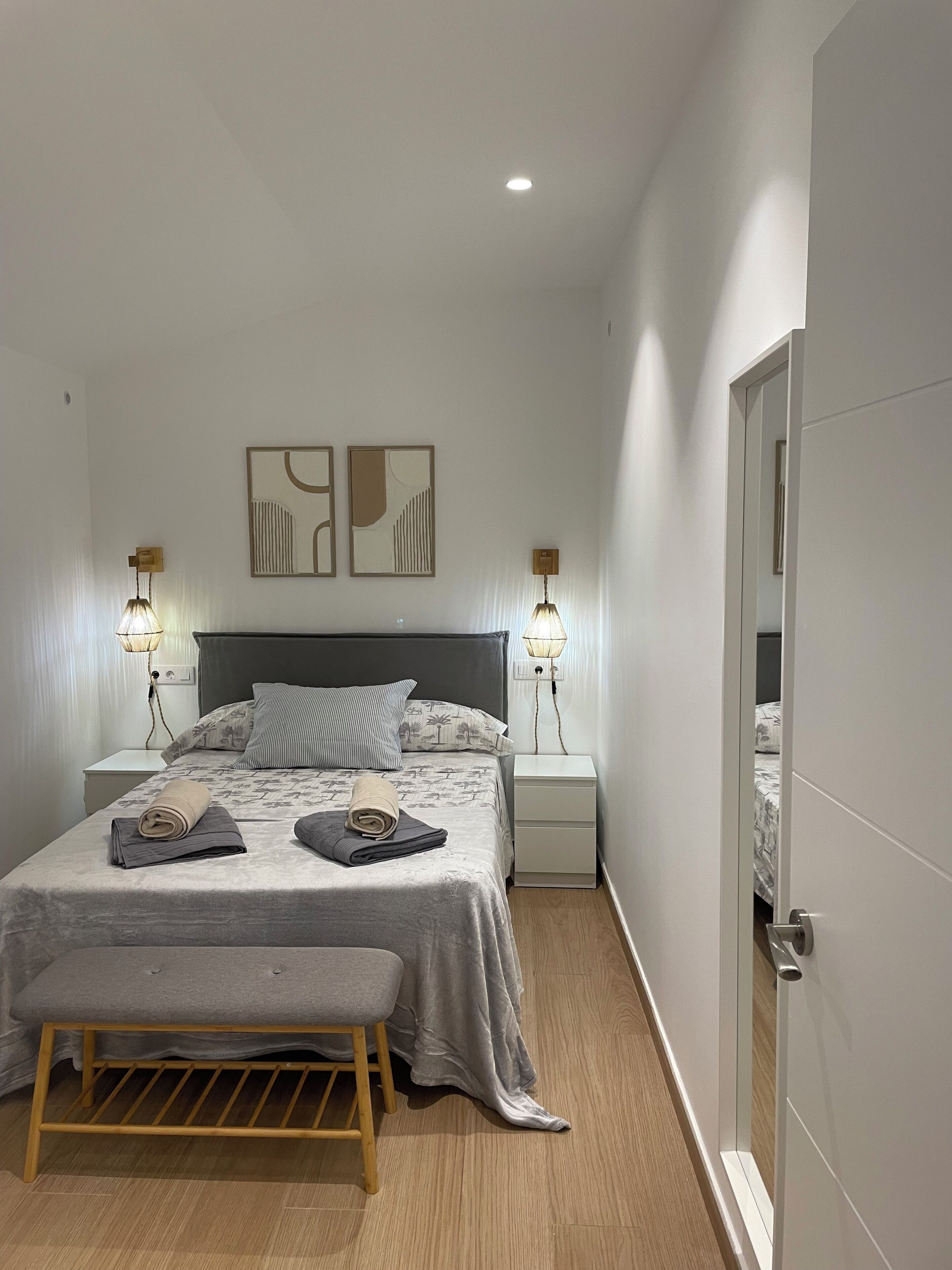 3 dormitorios, tabla de planchar con plancha, cuna de viaje