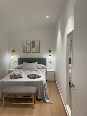 3 dormitorios, tabla de planchar con plancha, cuna de viaje