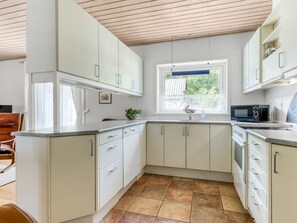 Refrigerador, microondas, lavavajillas y utensilios de cocina 