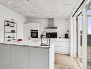 Kjøleskap, mikrobølgeovn, oppvaskmaskin og kjøkkenutstyr