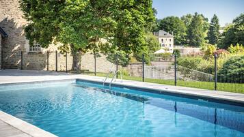 حمّام سباحة خارجي موسمي، مظلات على حمّام السباحة، مقاعد للتشمس