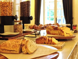 Café da manhã com buffet todos os dias (EUR 17 por pessoa)